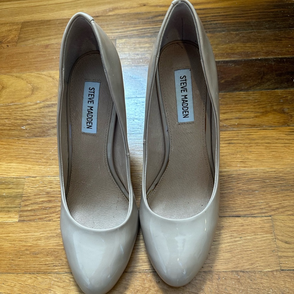 Steve Madden beige pumps